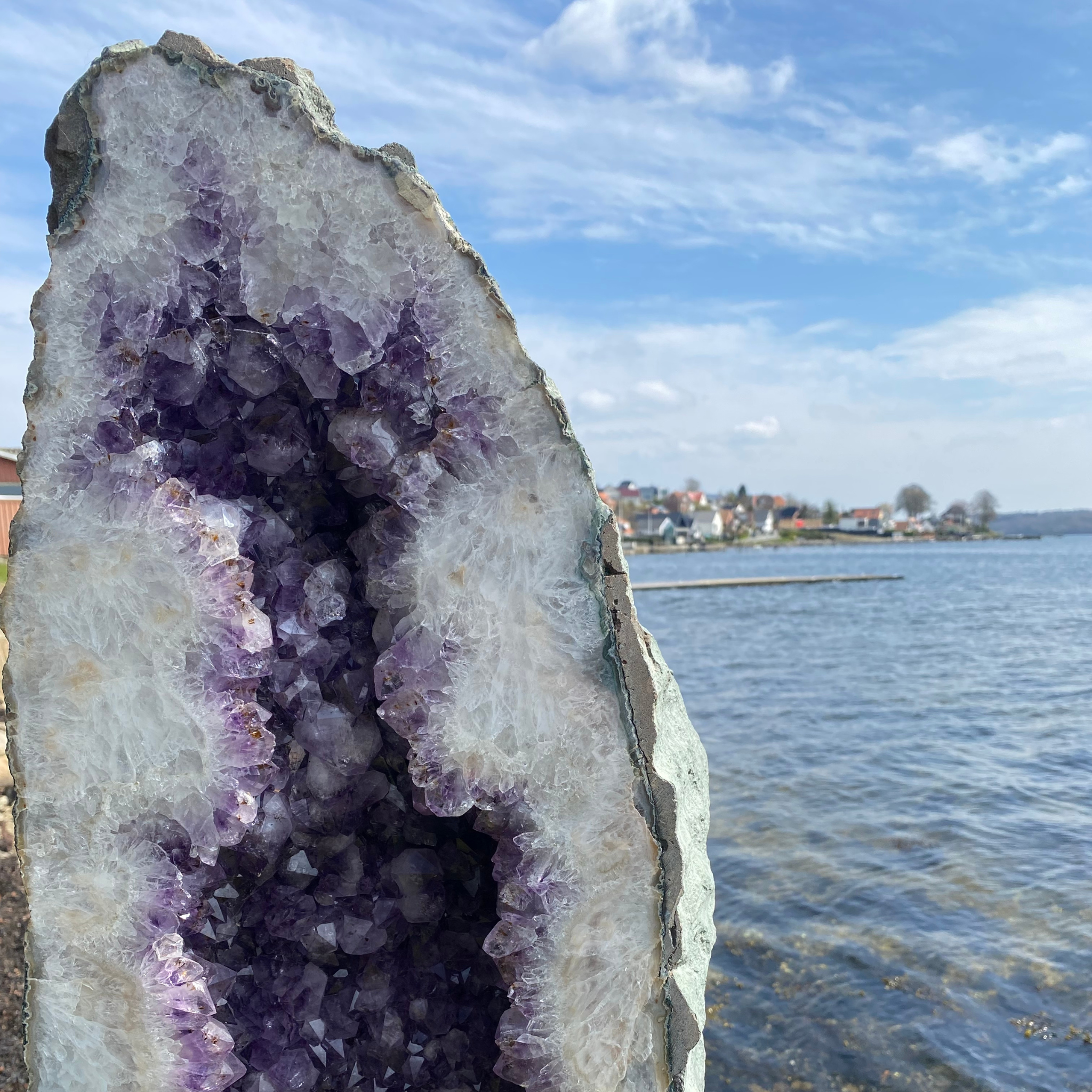 Stor krystal sten foran Kolding Fjord
